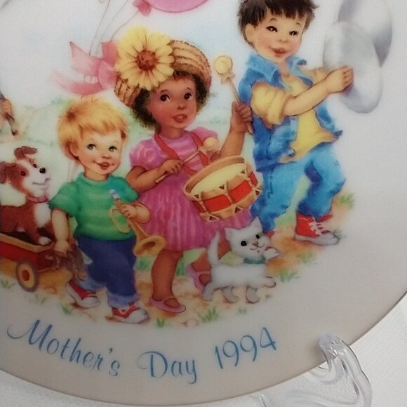 Vintage Avon Collectible Mother's Day Porcelain Plate 'Love on Parade" 1994 22K - Picture 10 of 16